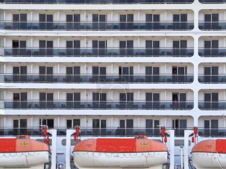 Téléchargez les photos : MSC Preziosa bateau de croisière à Lisbonne Portugal - en image libre de droit