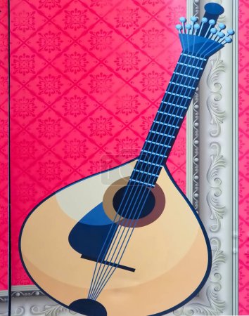Téléchargez les photos : Guitare traditionnelle Fado avec fond carrelage rose à Lisbonne Portugal - en image libre de droit