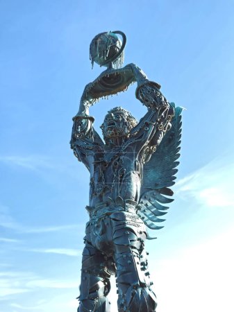 Foto de Estatua de arcángel de hierro de Aureliano Aguiar in vila nova de Milfontes en Portugal - Imagen libre de derechos