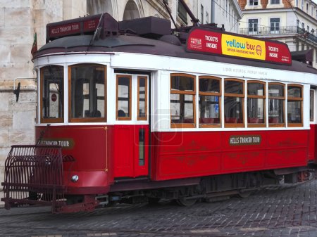 Foto de Histórico tranvía rojo de Hills tour en tranvía en Lisboa en Portugal - Imagen libre de derechos