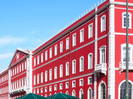 Téléchargez les photos : Façade rouge épique de la construction ferroviaire Santa Apolonia à Lisbonne Portugal - en image libre de droit