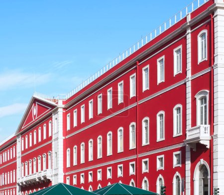 Téléchargez les photos : Façade rouge épique de la construction ferroviaire Santa Apolonia à Lisbonne Portugal - en image libre de droit