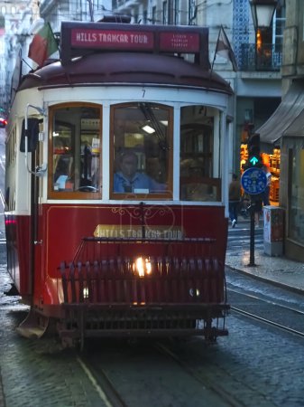 Foto de Histórico tranvía rojo de Hills tour en tranvía en Lisboa en Portugal - Imagen libre de derechos