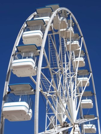 Foto de Enorme rueda de hurón blanco con cielo azul - Imagen libre de derechos
