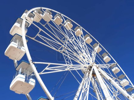 Riesiges weißes Riesenrad mit blauem Himmel