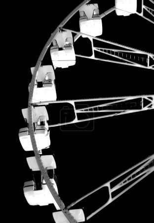 Téléchargez les photos : Grande roue ferris blanche avec ciel noir - en image libre de droit