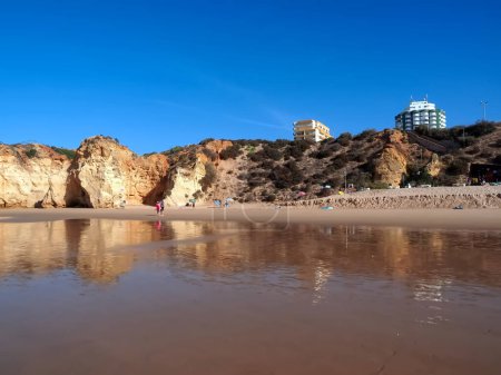 Téléchargez les photos : Beau paysage de plage de l'Algarve à Potimao Portugal avec de hautes falaises rouges épiques - en image libre de droit