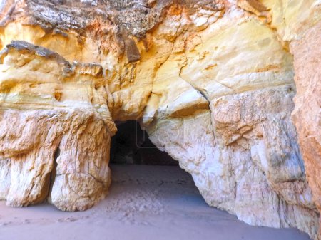 Un agujero en un acantilado abre una vista dentro de una cueva en Algarve Portugal