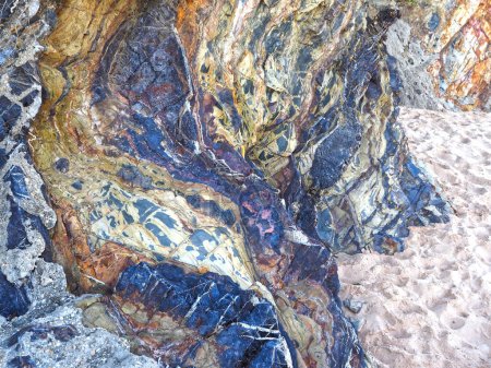 Téléchargez les photos : Ardoise colorée roches naturelles avec des motifs intéressants au Portugal - en image libre de droit