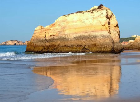 Téléchargez les photos : Beau paysage de plage de l'Algarve à Potimao Portugal avec de hautes falaises rouges épiques - en image libre de droit