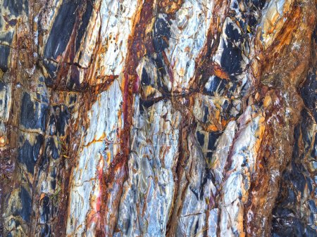 Téléchargez les photos : Ardoise colorée roches naturelles avec des motifs intéressants au Portugal - en image libre de droit
