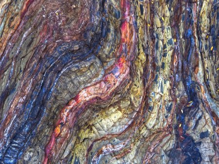 Coloridas rocas naturales de pizarra con patrones interesantes en Portugal