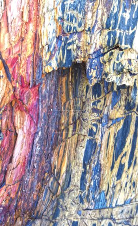 Foto de Coloridas rocas naturales de pizarra con patrones interesantes en Portugal - Imagen libre de derechos