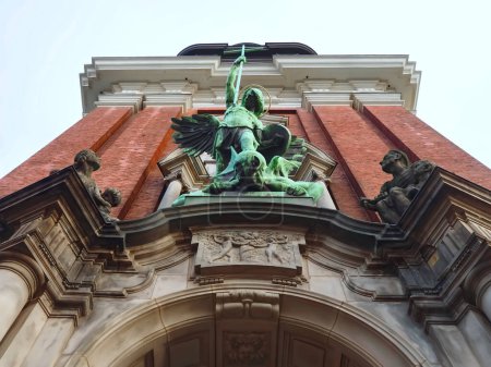 Escultura del Arcángel Miguel luchando contra Satanás en la Iglesia de San Miguel en Hamburgo en Alemania