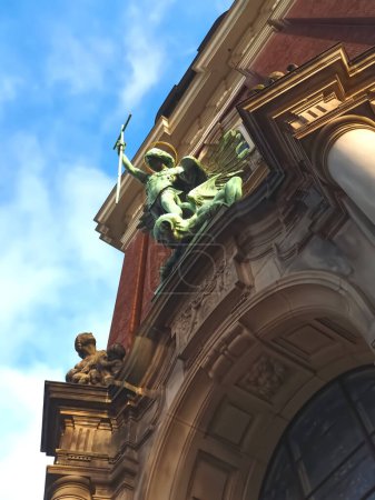 Téléchargez les photos : Sculpture de l'archange Michel combattant Satan à l'église St. Michaels à Hambourg en Allemagne - en image libre de droit