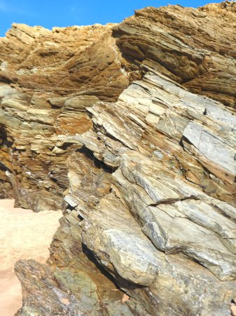 Téléchargez les photos : Ardoise colorée roches naturelles avec des motifs intéressants au Portugal à l'océan Atlantique - en image libre de droit