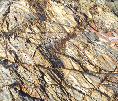 Téléchargez les photos : Ardoise colorée roches naturelles avec des motifs intéressants au Portugal à l'océan Atlantique - en image libre de droit