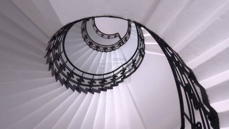 Escalier en colimaçon Belle nature morte avec ornement noir balustrade vue de dessus