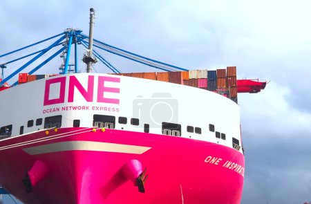 Téléchargez les photos : Navire porte-conteneurs rose Une inspiration de la compagnie maritime Ocean network express au terminal Burchardkai au port de Hambourg en Allemagne - en image libre de droit
