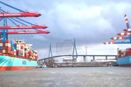 Téléchargez les photos : Navire cargo bleu Maersk Sembawang avec conteneurs au terminal Burchardkai au port de Hambourg en Allemagne - en image libre de droit
