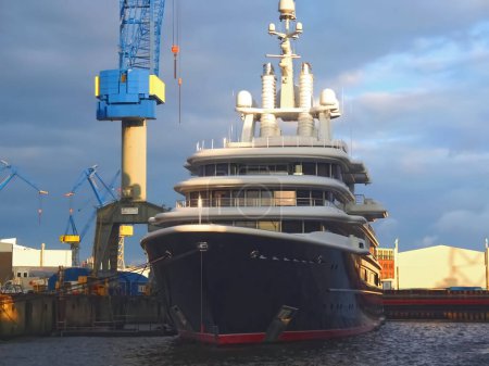Téléchargez les photos : Superyacht Luna appartenant à un oligarque russe dans le port de Hambourg en Allemagne - en image libre de droit