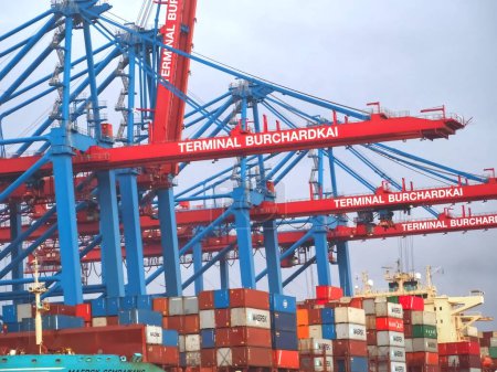 Téléchargez les photos : Navire cargo bleu Maersk Sembawang avec conteneurs au terminal Burchardkai au port de Hambourg en Allemagne - en image libre de droit