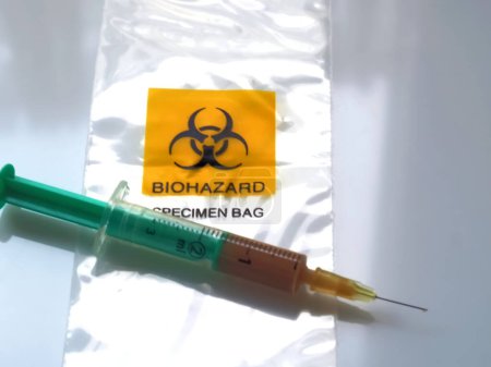 Bolsa de muestras de riesgo biológico transparente con jeringa y líquido marrón