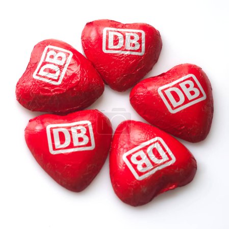 Téléchargez les photos : Coeurs rouges du court DB allemand en chocolat - en image libre de droit