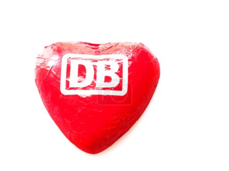 Téléchargez les photos : Cœur rouge du court DB allemand de chemin de fer fédéral en chocolat - en image libre de droit