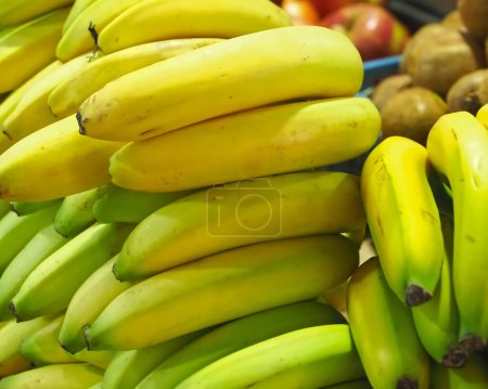 Téléchargez les photos : Groupe de bananes entières mûres non pelées - en image libre de droit