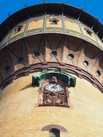 Hermosa torre de agua histórica en Halle (Saale) en Alemania