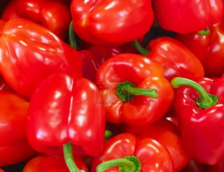 Téléchargez les photos : Groupe de poivrons de paprika rouge frais croustillants sur un marché aux légumes - en image libre de droit