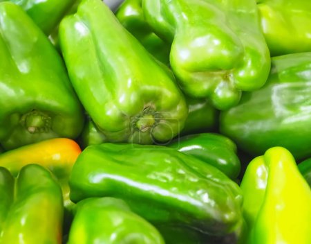 Téléchargez les photos : Groupe de poivrons verts frais croustillants sur un marché aux légumes - en image libre de droit