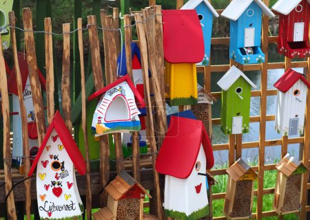 Foto de Muchas casas de pájaros lindos de la empresa alemana Vogelvilla - Imagen libre de derechos
