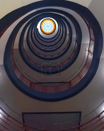 Téléchargez les photos : Escalier en colimaçon du bureau à Hambourg nommé Sprinkenhof en Allemagne - en image libre de droit