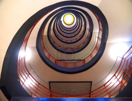 Téléchargez les photos : Escalier en colimaçon du bureau à Hambourg nommé Sprinkenhof en Allemagne - en image libre de droit