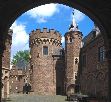 Téléchargez les photos : Impressionnant château d'eau allemand nommé Schloss Pfaffendorf à Bergheim Allemagne - en image libre de droit