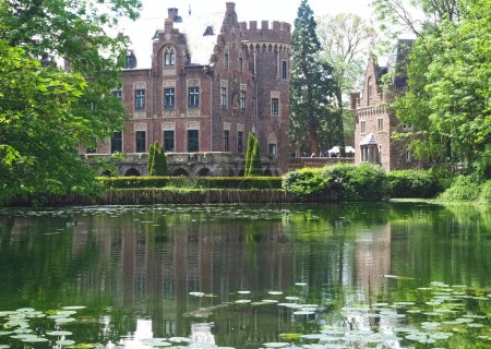 Téléchargez les photos : Impressionnant château d'eau allemand nommé Schloss Pfaffendorf à Bergheim Allemagne - en image libre de droit