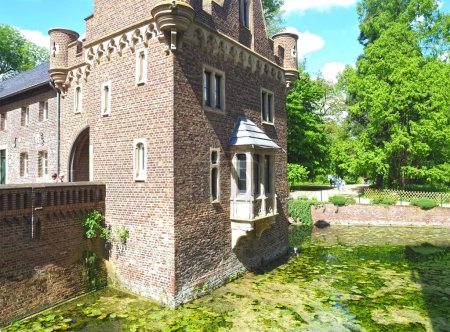 Impressionnant château d'eau allemand nommé Schloss Pfaffendorf à Bergheim Allemagne