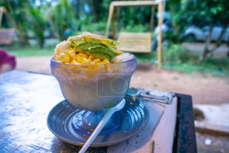 Gemischtes Eis ist eines der erfrischenden Getränke, die man bei heißem Wetter nicht ablehnen kann. Dieses Dessert heißt es teler mit Toppings aus Durian, Mais, Avocado und Kokosscheiben..
