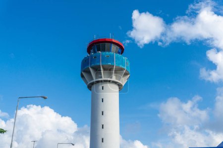 Der Flugkontrollturm und das Passagierterminal des Raja Haji Fisabilillah International Airport mit Flugzeugen am klaren Himmel