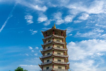 Téléchargez les photos : Vue sur le développement et la construction des pagodes bouddhistes en Indonésie, le monastère d'Avalokitesvara Graha est le plus grand monastère d'Asie du Sud-Est avec une belle architecture et un ciel clair. - en image libre de droit