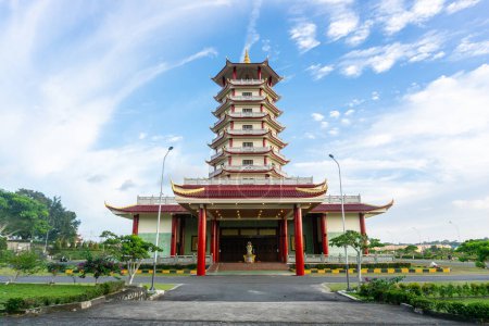 Téléchargez les photos : Vue sur le développement et la construction des pagodes bouddhistes en Indonésie, le monastère d'Avalokitesvara Graha est le plus grand monastère d'Asie du Sud-Est avec une belle architecture et un ciel clair. - en image libre de droit