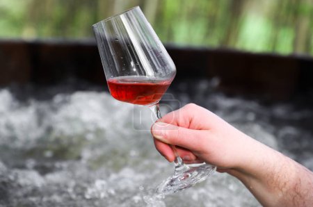 Ein Glas Wein im Whirlpool in der Natur