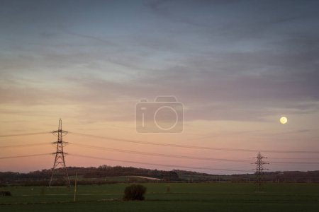 Foto de Pilones rurales en una hermosa puesta de sol. Foto de alta calidad - Imagen libre de derechos