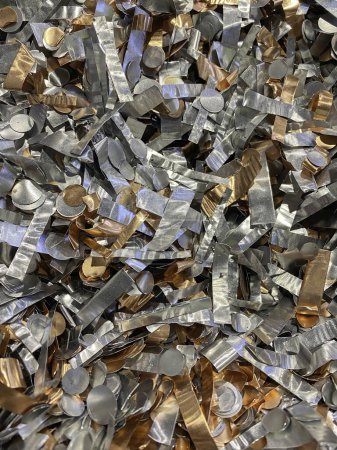 Foto de Mezcla de perforaciones de cobre y aluminio en un montón caótico. Foto de alta calidad - Imagen libre de derechos