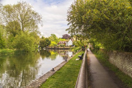 Téléchargez les photos : Promenade le long du sentier fluvial au beau village de Hemingford Gray. Photo de haute qualité - en image libre de droit