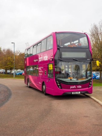 Téléchargez les photos : Cambridge, Royaume-Uni - 5 novembre 2022 : Un bus à deux étages au Madingley road park et à la gare routière. Photo de haute qualité - en image libre de droit