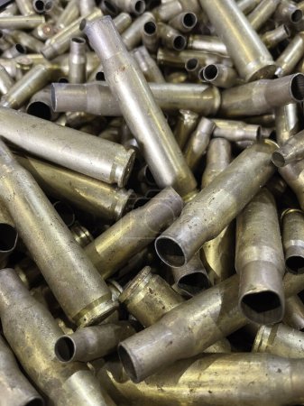 Schrott-Kugelhülsen aus Messing, die recycelt werden, wenn sie ausgegeben werden. Hochwertiges Foto