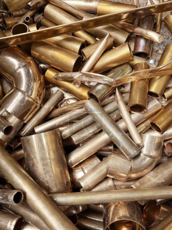 Téléchargez les photos : Petites découpes de nouveaux tubes de cuivre utilisés dans le commerce de la plomberie. Photo de haute qualité - en image libre de droit
